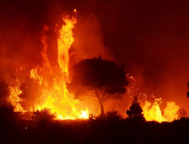 Μαίνεται η φωτιά στον Κασιδιάρη Φαρσάλων