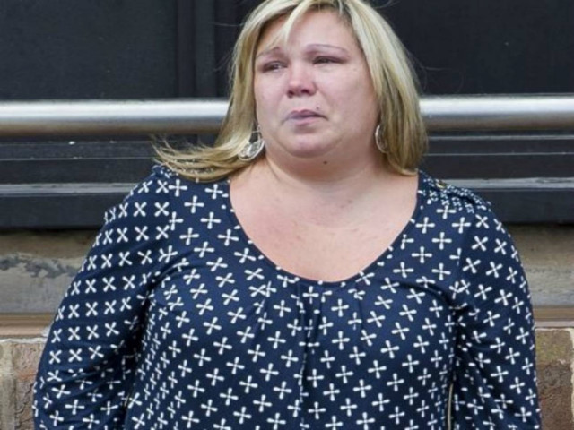 ΣΟΚ: Έκανε σεξ με 2 ανήλικους, ενώ το παιδί της κοιμόταν ακριβώς δίπλα