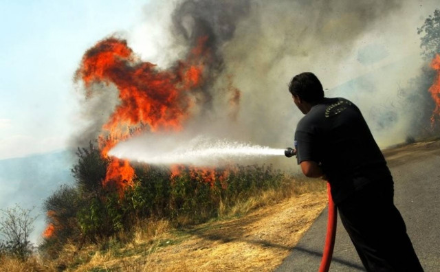 Συνεχίζει για τρίτη μέρα η φωτιά στην Άνδρο