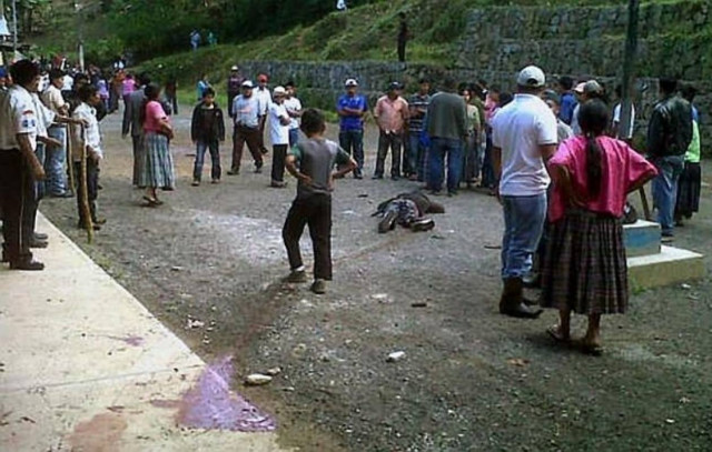 Έκαψαν ζωντανό τον δολοφόνο δύο ανήλικων μαθητών