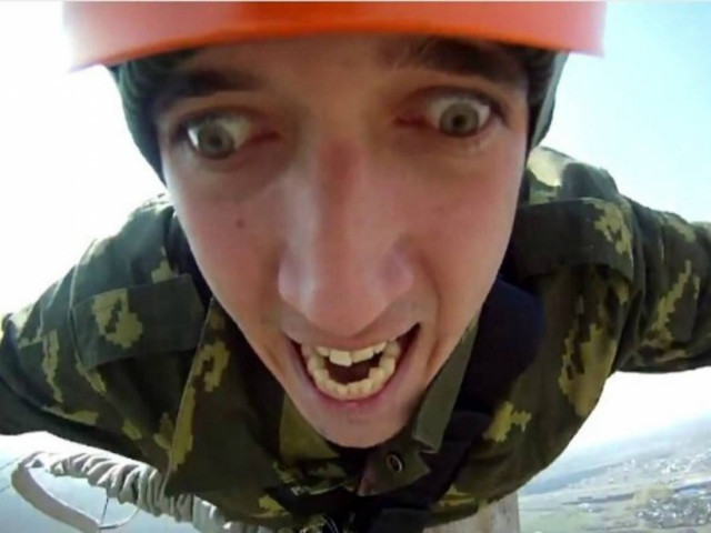 Βίντεο: Η πιο... κορυφαία φάτσα σε μπάντζι τζάμπινγκ!