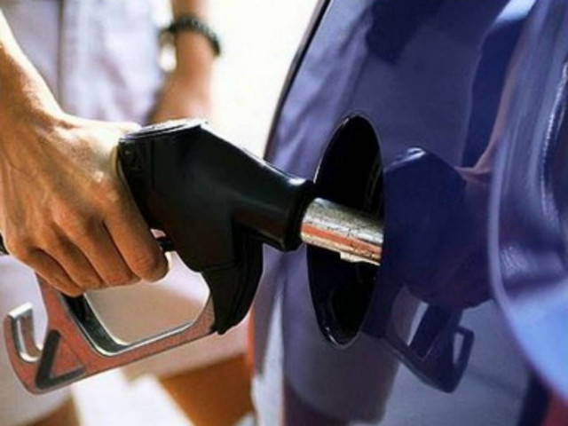 Η φωτογραφία του μήνα: Δυο ξανθιές βάζουν βενζίνη!