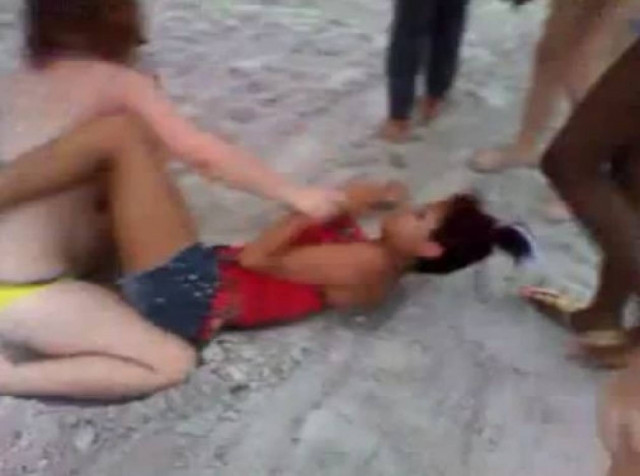 Βίντεο: Άγριο ξύλο μεταξύ γυναικών σε παραλία