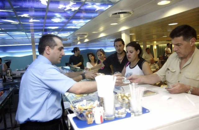 Πρόστιμα σε κυλικεία που δεν «πέρασαν» τις μειώσεις τιμών