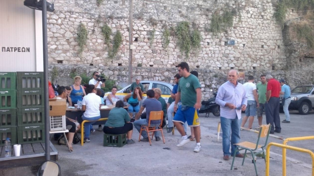 Απλήρωτη συνταξιούχος ταΐζει το παιδί της με ζαχαρόνερο!