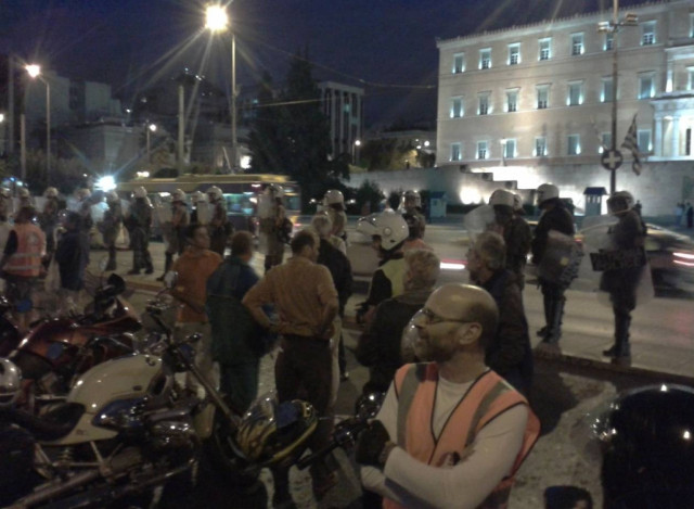 Ηρεμία στο Σύνταγμα - Διαδηλώνουν οι Αγανακτισμένοι