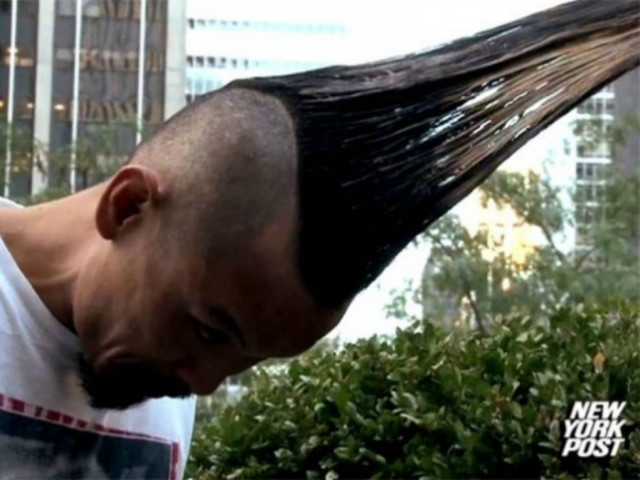 Βίντεο: Ο άνθρωπος με την μεγαλύτερη μοϊκάνα στον κόσμο