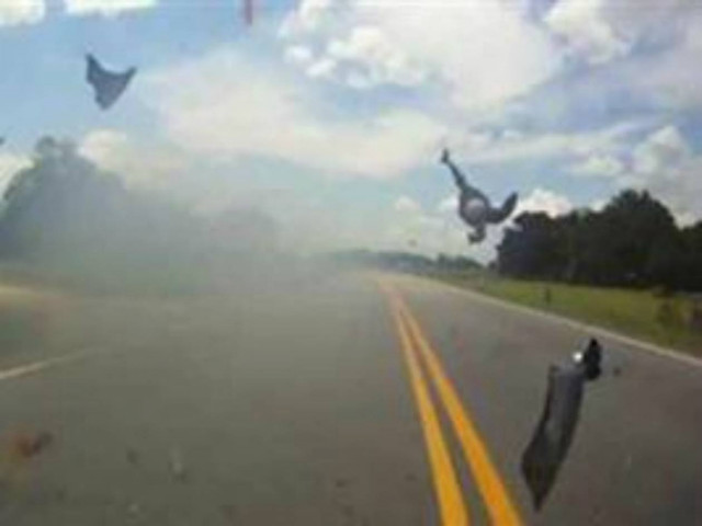 Βίντεο: Απίστευτο ατύχημα με μοτοσικλετιστή που βρέθηκε στον αέρα!