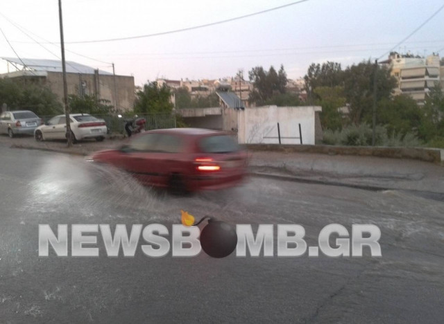 «Άνοιξαν» οι ουρανοί στην Αττική – Προβλήματα στους δρόμους