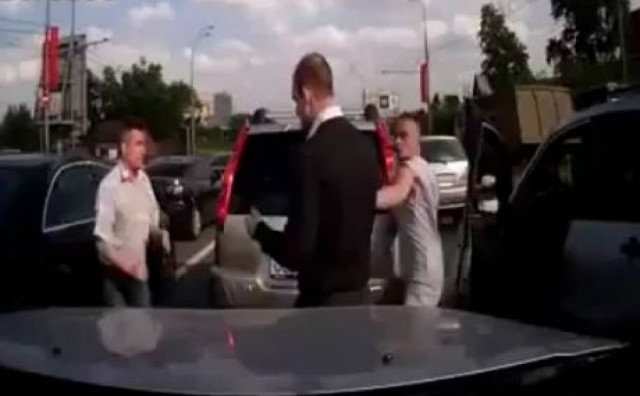 Βίντεο: Ξύλο μεταξύ οδηγών στη μέση του δρόμου