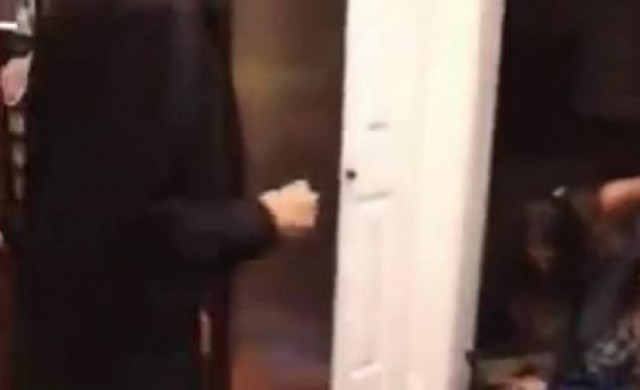 Βίντεο: Δυο άνδρες προσπαθούν να εντυπωσιάσουν μια κοπέλα