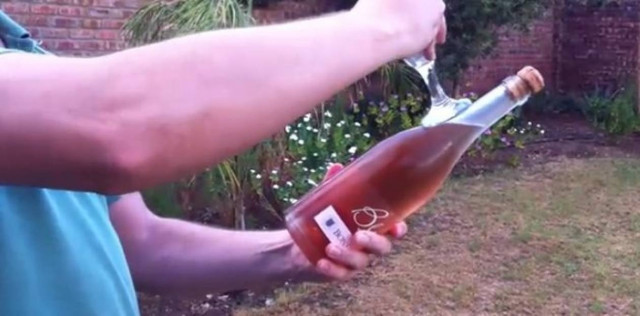 Ανοίγει σαμπάνια με το ποτήρι