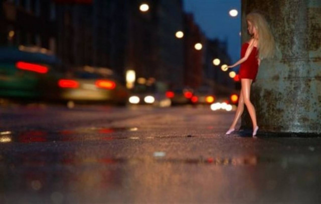 Εξέδιδε τη σύντροφό του!