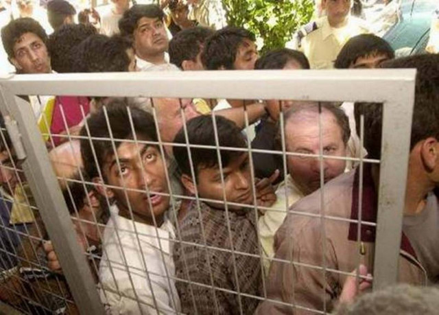 Μεταφέρθηκαν στη Σάμο οι μετανάστες που κρατούνταν στο Αγαθονήσι