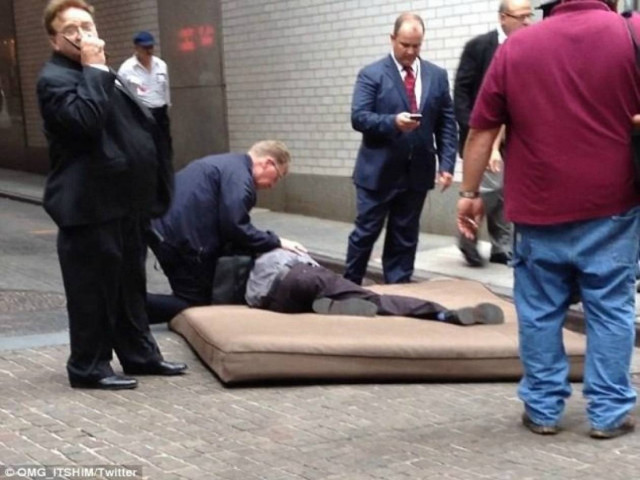 Απίστευτο: Έπεσε στρώμα στο κεφάλι του από τον... ουρανό!