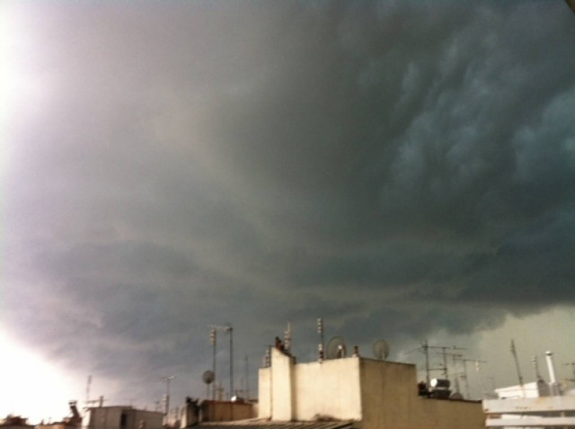 Βίντεο: Σκοτείνιασε ο ουρανός της Θεσσαλονίκης