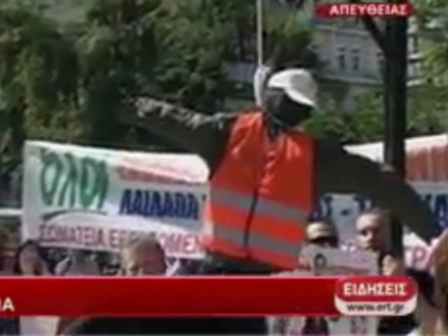 Βίντεο: Έστησαν κρεμάλα με «εργαζόμενο» στο Σύνταγμα