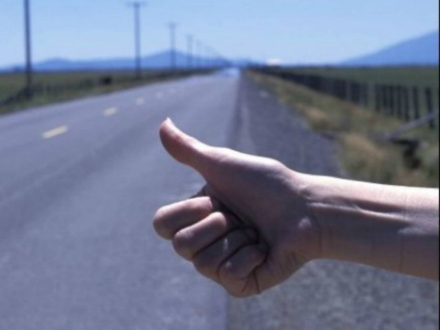 Μαθητές πηγαίνουν στο σχολείο με ωτοστόπ