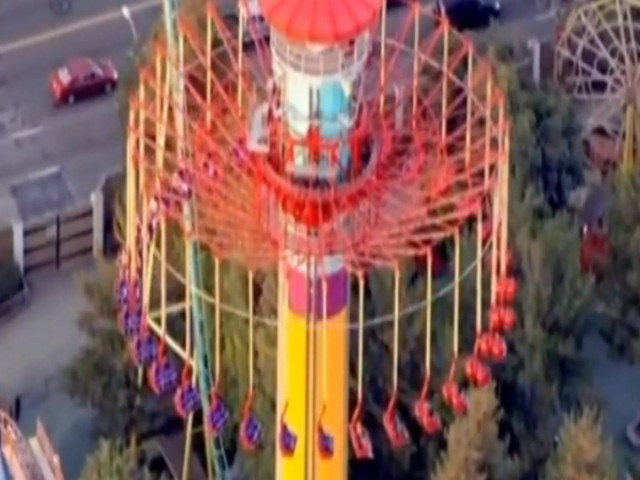 Τρόμος σε λούνα παρκ: Σταμάτησε ο τροχός και έμειναν κρεμασμένοι