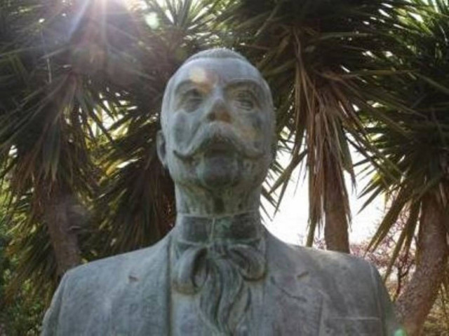 Πάτρα: Έκλεψαν προτομή στην πλατεία Τριών Ναυάρχων