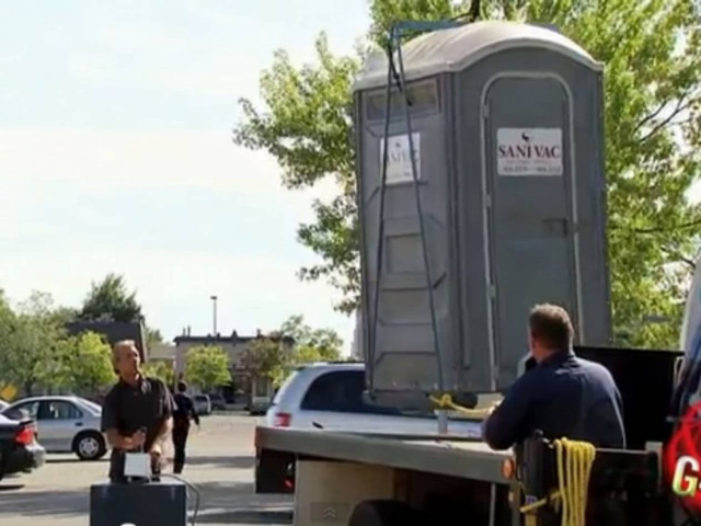 Απίθανη φάρσα: Μαντέψτε που άδειασε η τουαλέτα!