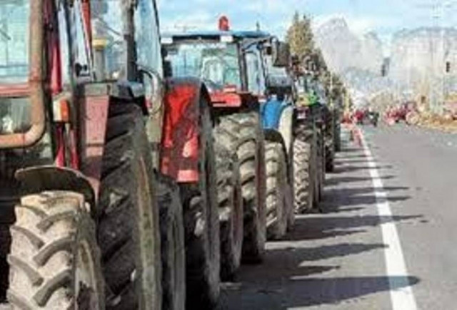 Οι αγρότες έστησαν μπλόκα στους δρόμους της Κρήτης