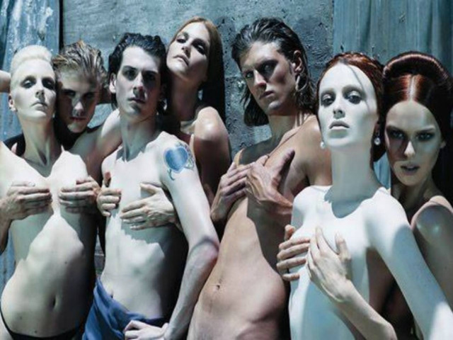 Εσείς πόσες γυναίκες βλέπετε στην φωτογραφία;