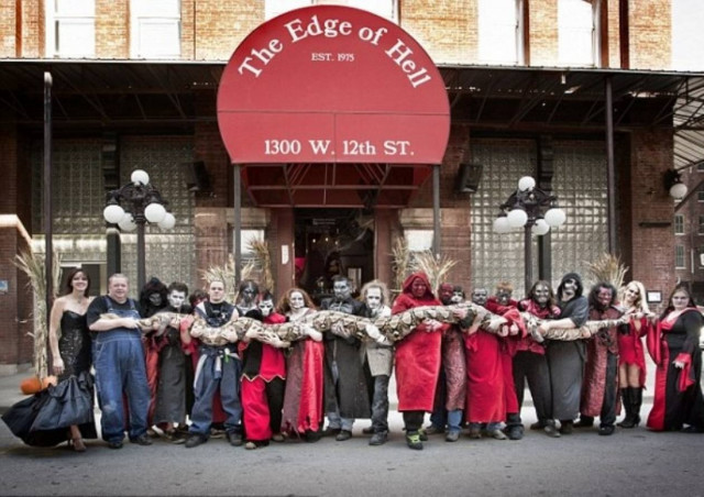 Το μεγαλύτερο φίδι του κόσμου ζει σε.. στοιχειωμένο σπίτι