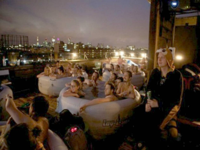 Βίντεο: Σινεμά με… τζακούζι!