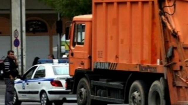 Χττύπησε με απορριμματοφόρο έξι αστυνομικούς και έγινε... «καπνός»!