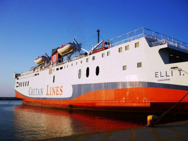 Μηχανική βλάβη για το πλοίο «ΕΛΛΗ Τ.» στον Πειραιά