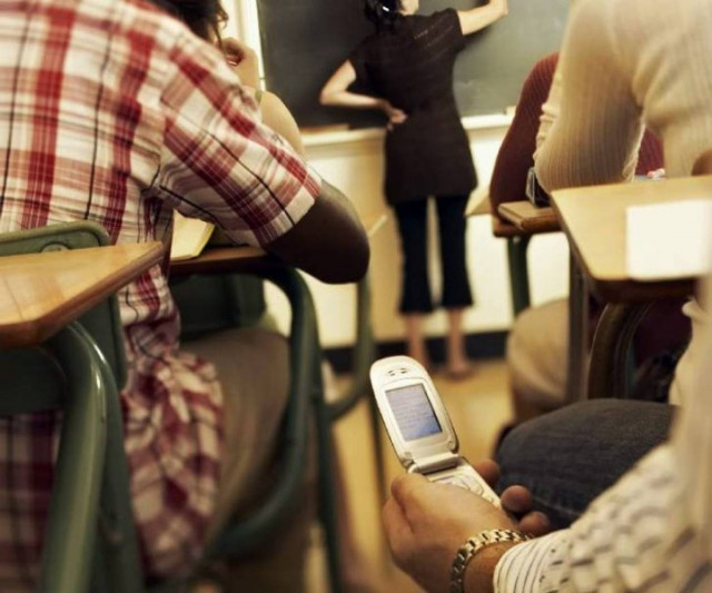 Τέλος τα κινητά τηλέφωνα στα σχολεία