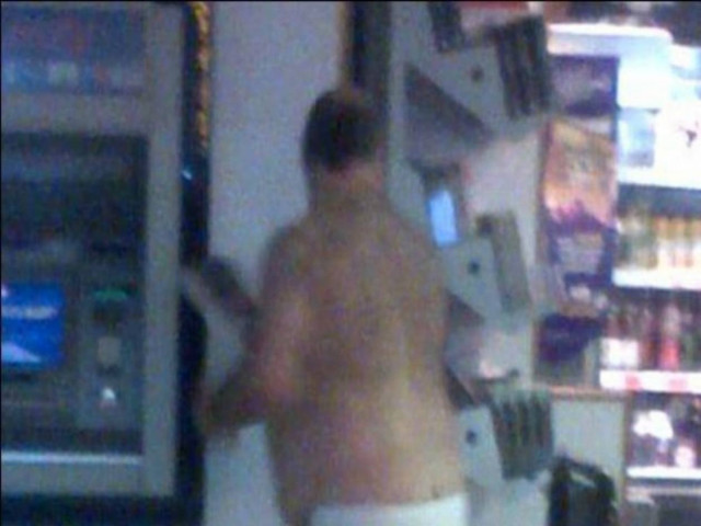 Απίστευτο: Δείτε πως βγήκε έξω για να πάρει εφημερίδα!