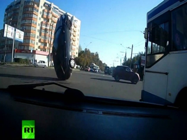 Βίντεο: Αυτοκίνητο μπλέχτηκε σε καλώδια του τρόλεϊ και αναποδογύρισε