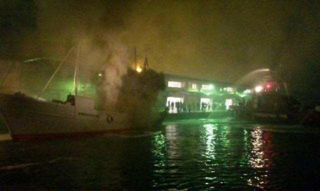 Στις φλόγες αλιευτικό σκάφος στη Πάτρα