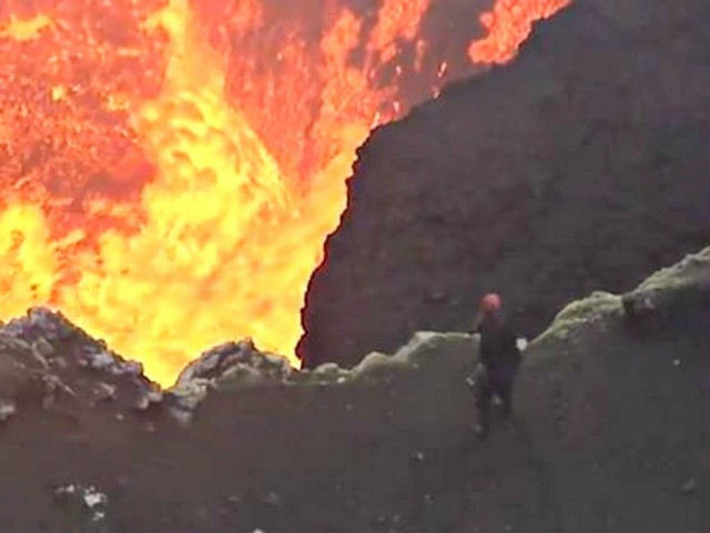 Βίντεο που κόβει την ανάσα: Ελάχιστα μέτρα από την καυτή λάβα!