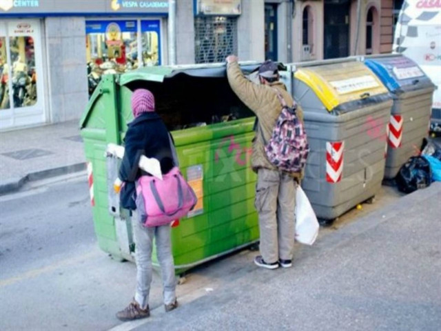 Οι νεόπτωχοι Ισπανοί ψάχνουν για φαγητό στους κάδους απορριμάτων