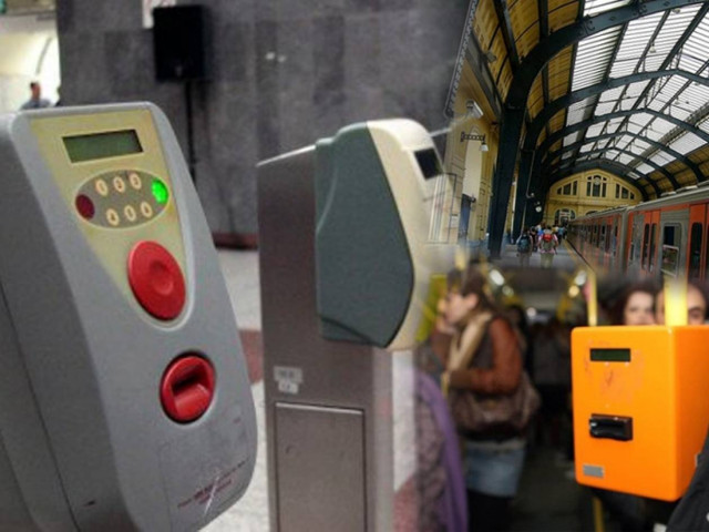 Ένας στους δύο επιβάτες δίνει το εισιτήριό του στον επόμενο