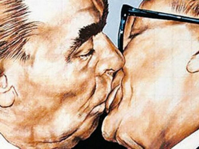 Ψινάκης – Eυαγγελινός φιλήθηκαν στο στόμα! (pic)