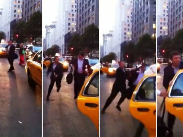 Πλακώθηκαν στο κέντρο της Νέας Υόρκης για ένα ταξί! (vid)