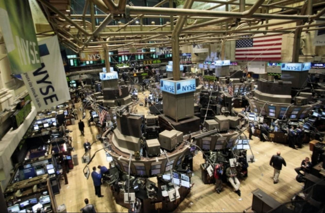 Νέες πιέσεις στη Wall Street
