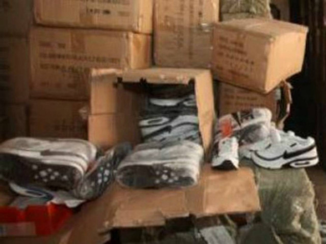 Αποθήκη με προϊόντα - «μαΐμου» στου Ρέντη