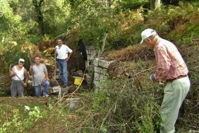 Απίστευτο! Κάτοικοι μικρού χωριού πήραν φτυάρια και φτιάχνουν τα έργα