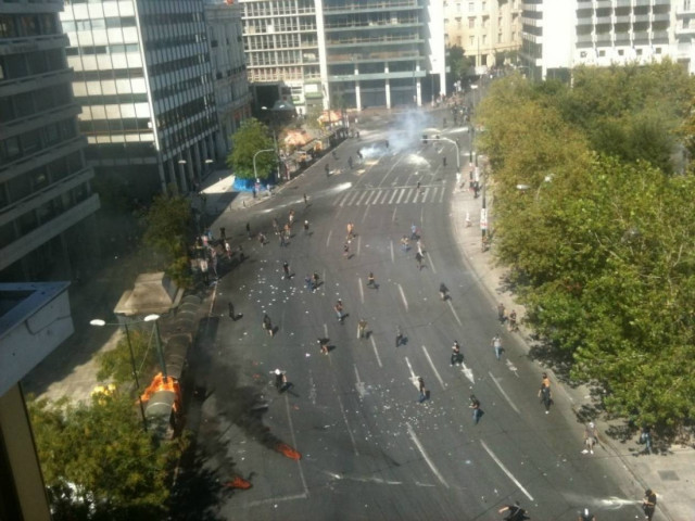 Χημικά και μολότοφ στο Σύνταγμα (ΦΩΤΟΡΕΠΟΡΤΑΖ)