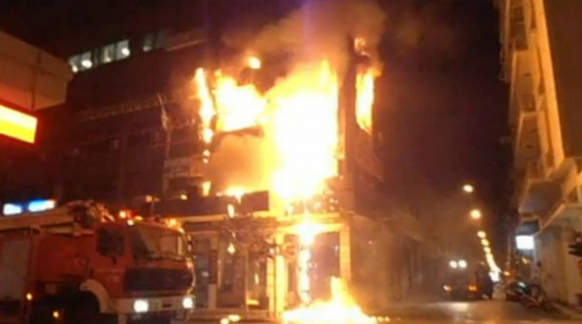 Καίγεται ολοσχερώς εγκαταλελειμμένο κτήριο στον Πειραιά