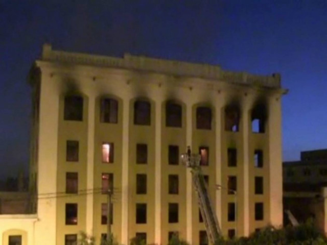 Υπό μερικό έλεγχο η φωτιά σε κτήριο στα Καμίνια