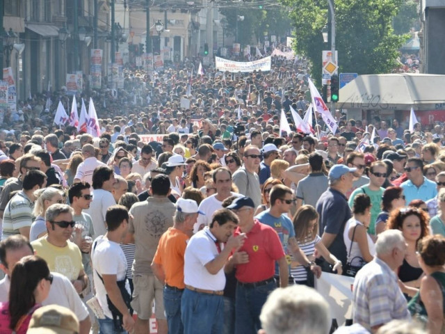 Πανελλαδική απεργία: Σε εξέλιξη η πορεία του ΠΑΜΕ (φωτό+βίντεο)