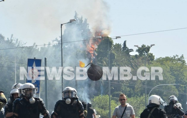 Πετροπόλεμος στα Εξάρχεια