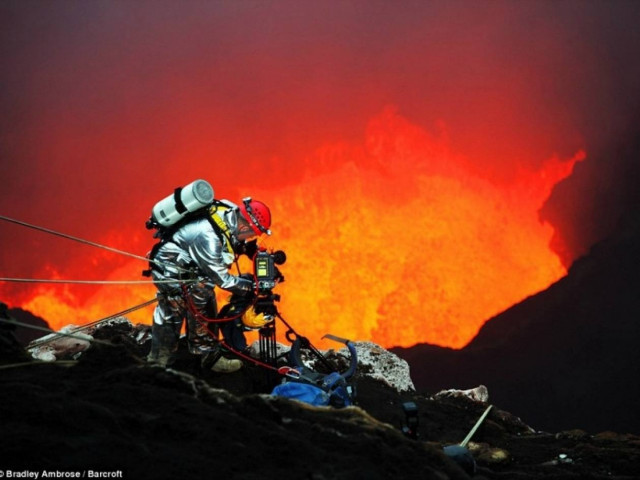 Εκπληκτικές φωτογραφίες: «Βουτιά» σε ενεργό ηφαίστειο