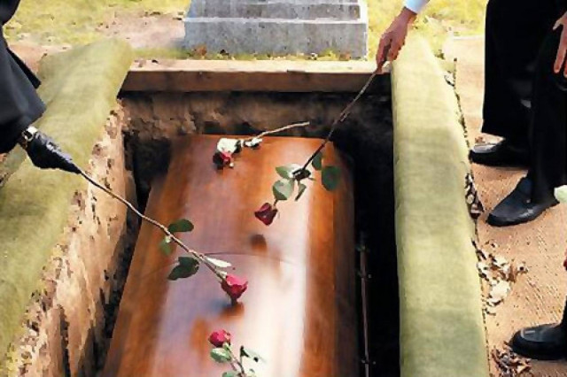 Ηλικιωμένη ζωντάνεψε λίγο πριν κηδευτεί